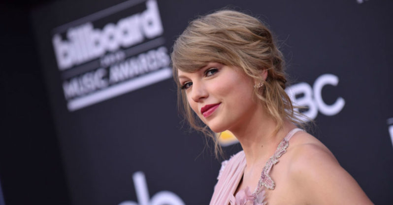 Taylor Swift Pays Off Fan’s Tuition